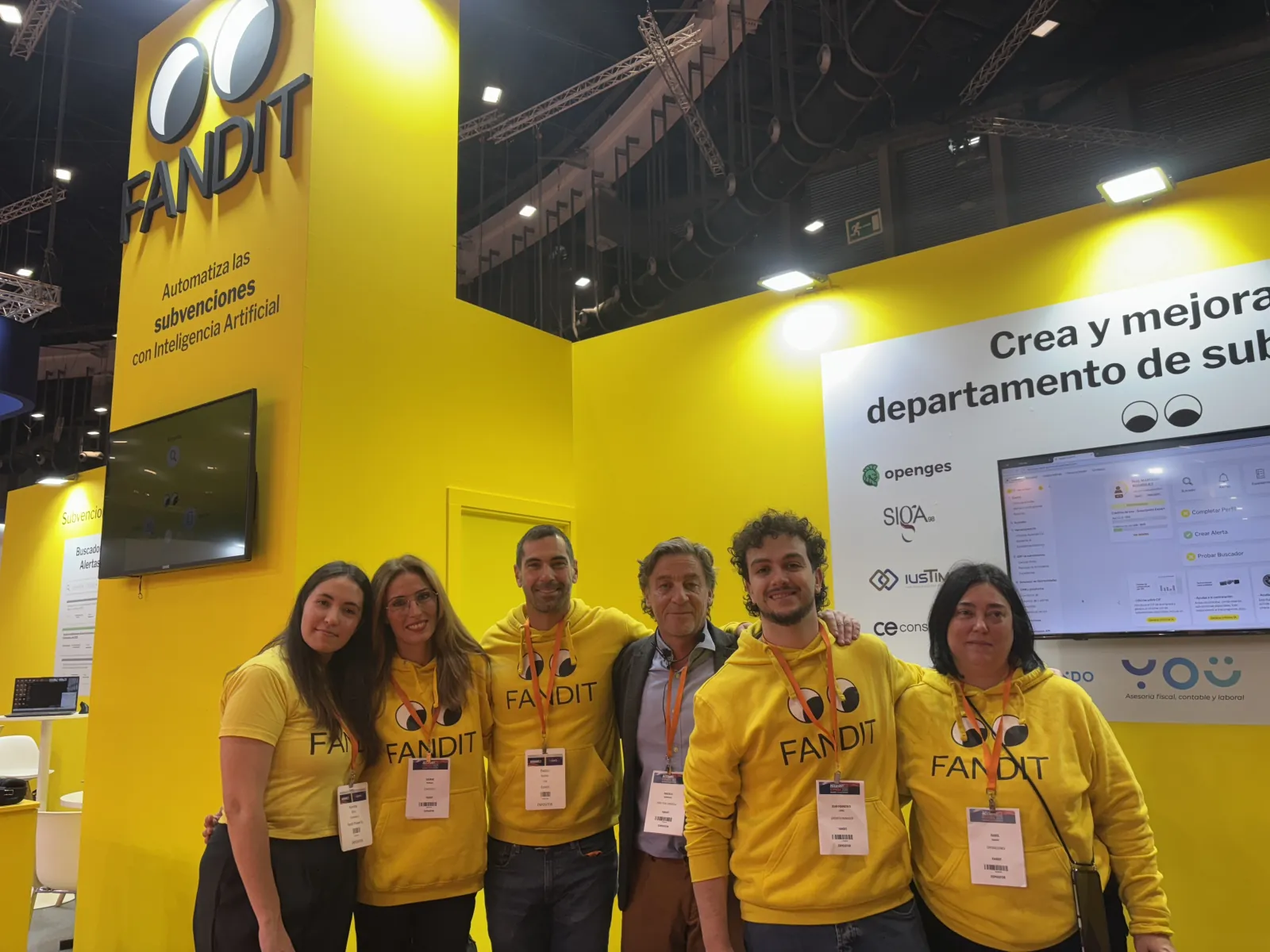 El equipo de FANDIT en su stand de la feria